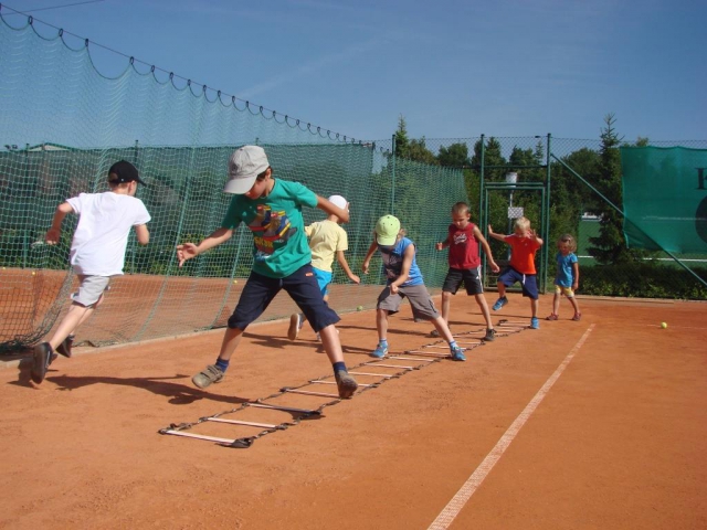 Tenisová škola v Oáze Říčany je určena dětem ve věku 4 až 12 let. Děti hrají ve skupinách 1 - 5 dětí pod vedením kvalifikovaných trenérů. 